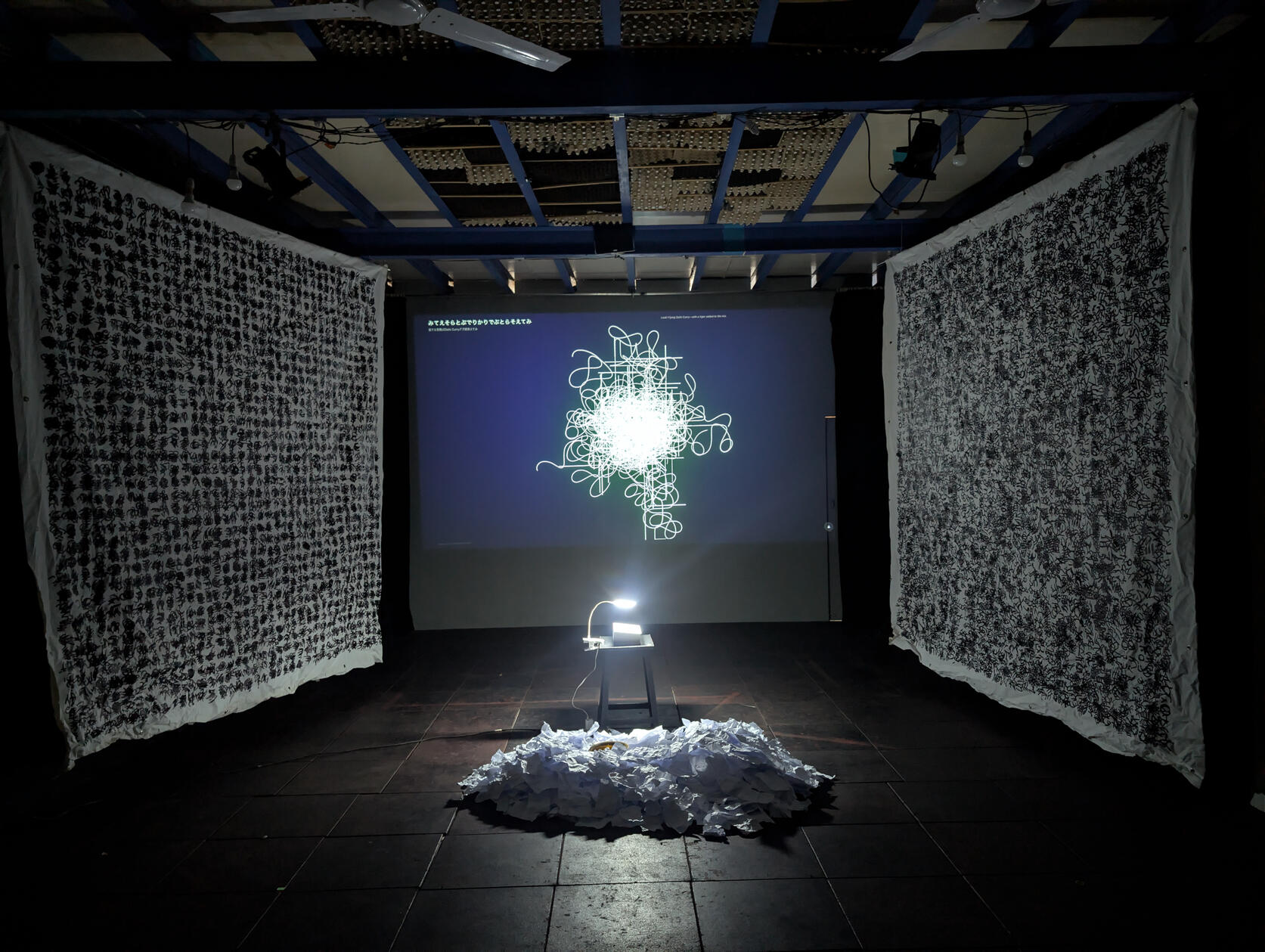 Alti Palti展 Curry/Verse、Harkat Studios、ムンバイ、2026年4月 Curry/Verse installation, Alti Palti, Harkat Studios, Mumbai, April 2026, front